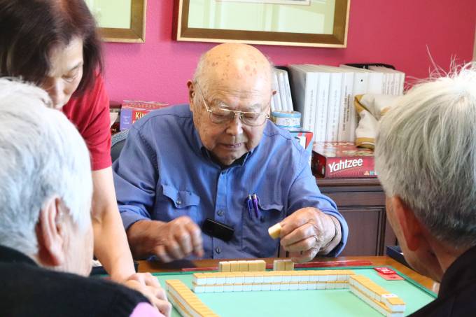 Hiromi Playing Mahjong